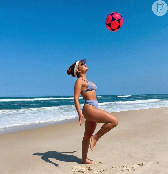 Larissa Manoela joga altinha em praia do Rio