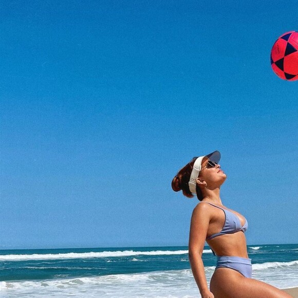 Larissa Manoela joga altinha em praia do Rio