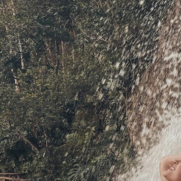 Larissa Manoela exibe corpo ao curtir cachoeira no Rio