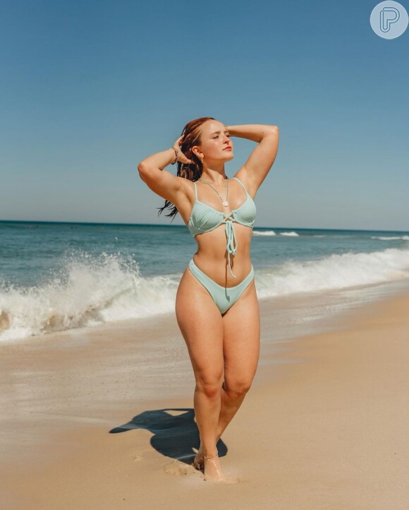 Larissa Manoela posa em praia do Rio e exibe corpo em biquíni