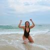 Larissa Manoela aposta em amiô cavado e com decote para dia na praia