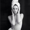 Laura Neiva já havia posado sensual em setembro, quando foi clicada só de toalha pelo fotógrafo peruano Mario Testino