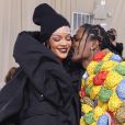 Maquiagem para casamento: Rihanna escolheu batom escuro e sombra malva e roxa