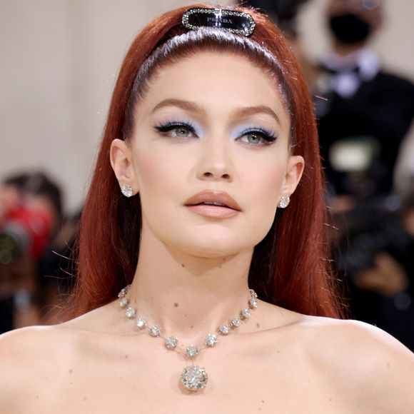Gigi Hadid usou sombra azul e batom nude