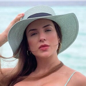 Gabi Martins apareceu de biquíni e chapéu posando com o mar ao fundo