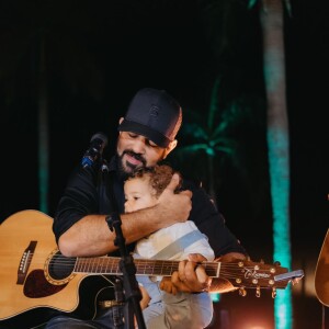 Aniversário teve churrasco, mesa posta e até palco, onde Sorocaba cantou com o filho no colo