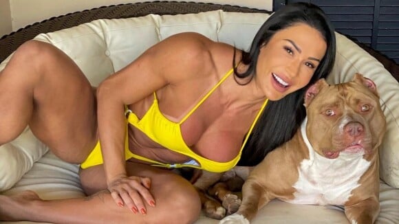 Gracyanne Barbosa posa de biquíni com cachorro e reação do pet diverte a web