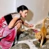 Bruna Marquezine se encantou por um gatinho nas ruas da Grécia