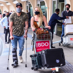 Paolla Oliveira foi vista empurrando o carrinho com as malas do casal