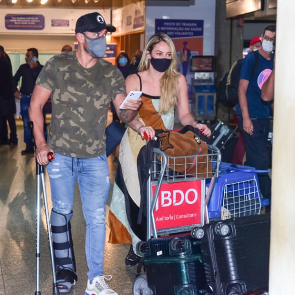 Paolla Oliveira e Diogo Nogueira foram fotografados desembarcando no Aeroporto de Congonhas, em São Paulo