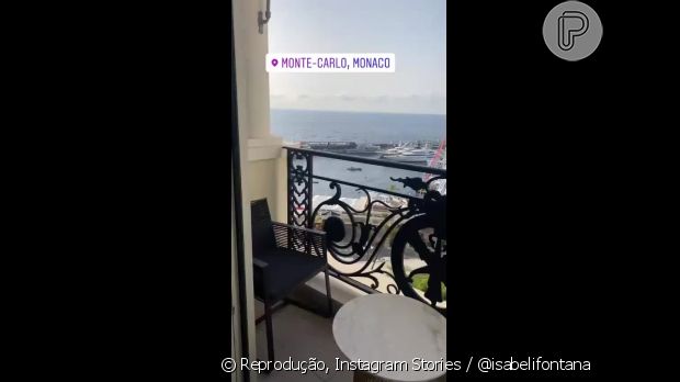 Isabeli Fontana fez um vídeo do caminho até a praia desde o hotel de luxo