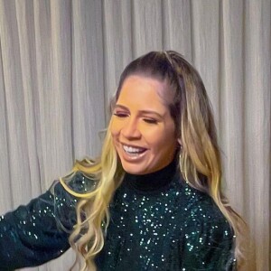De look grifado, Marília Mendonça se diverte com 'tentativa de ser blogueira'
