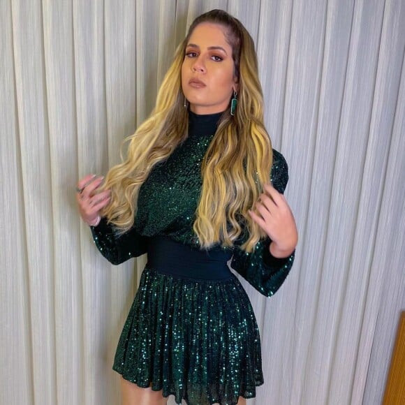 Marília Mendonça surge sexy em look grifado