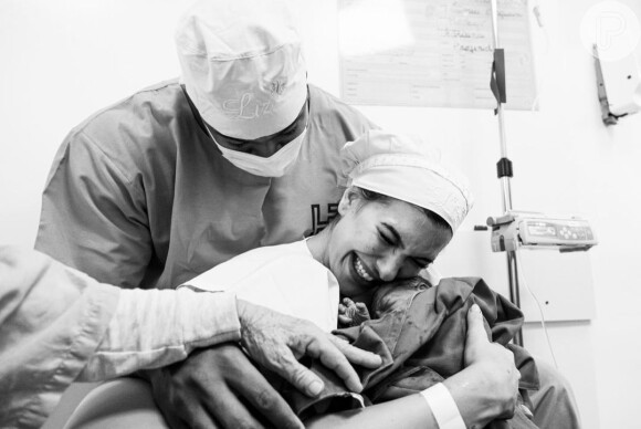 Lorena Improta e Léo Santana posaram na maternidade com a filha nos braços