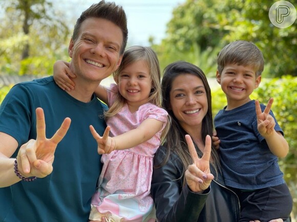 Michel Teló com com a mulher, Thais Fersoza, e os filhos, Melinda e Teodoro, em clima de final do 'The Voice Kids'