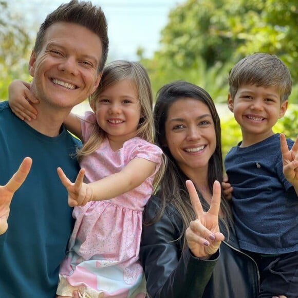 Michel Teló com com a mulher, Thais Fersoza, e os filhos, Melinda e Teodoro, em clima de final do 'The Voice Kids'