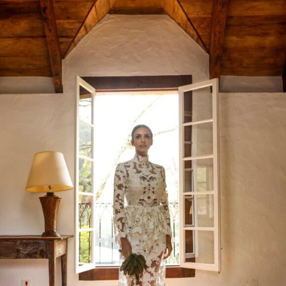 Vestido de Carol Celico foi feito a partir de tule rendado