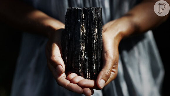 A turmalina negra se tornou a pedra favorita entre as semijoias por seu alto poder de filtragem de más energias - e inclusive de filtragem e purificação da água