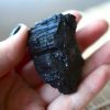 A pedra turmalina negra pode ajudar na concentração e na limpeza dos chakras