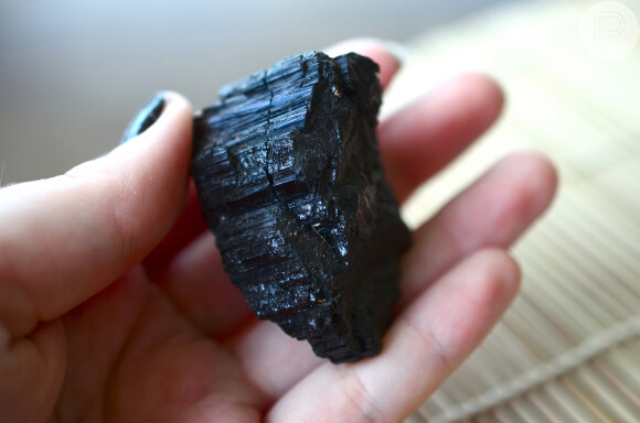 A pedra turmalina negra pode ajudar na concentração e na limpeza dos chakras