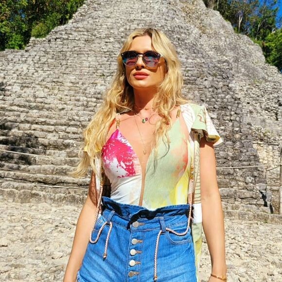 Lívia Andrade, atual namorada de Marcos, foi com ele até o laboratório