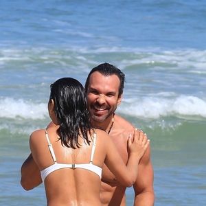 Os dois se conheceram em um jantar em São Paulo e tem sido vistos com frequência na praia