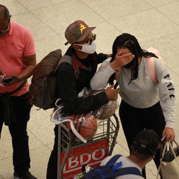 Júlia Franhani chora e é consolada por Lucas Penteado no aeroporto do Santos Dumont, no Rio