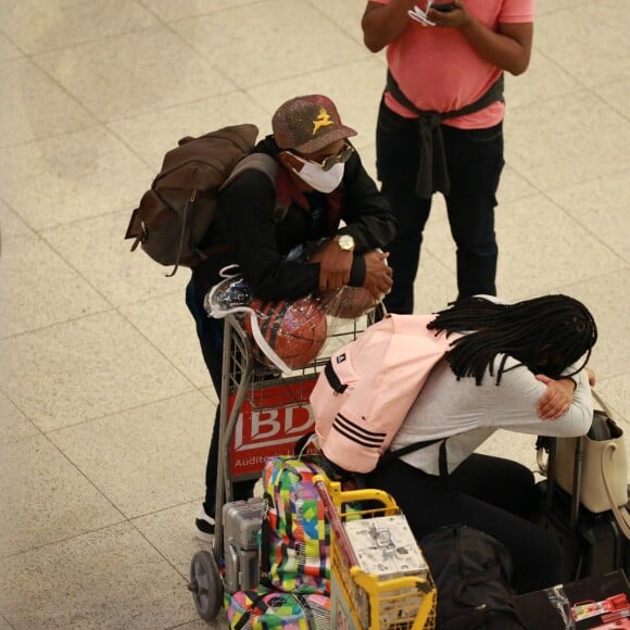 Noiva de Lucas Penteado parece inconsolável ao lado do ex-BBB no aeroporto do Rio