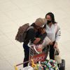 No aeroporto, Lucas Penteado e a noiva parecem conversar durante um longo tempo