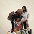 No aeroporto, Lucas Penteado e a noiva parecem conversar durante um longo tempo