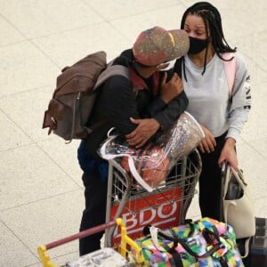 No aeroporto, Lucas Penteado e a noiva parecem conversar durante um longo tempo