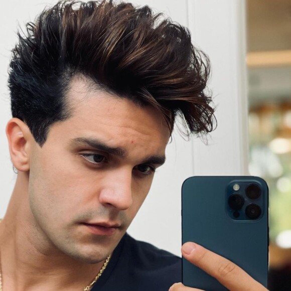 Luan Santana exibiu anel de compromisso na TV