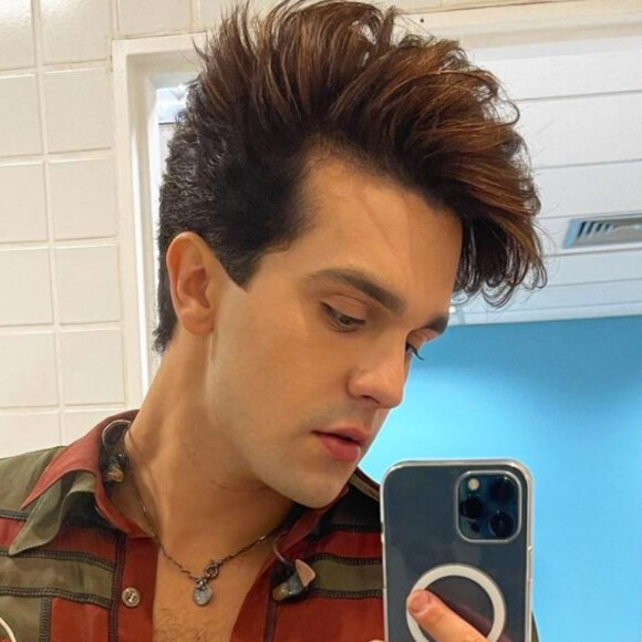 Luan Santana exibiu anel de compromisso, descartando ser de noivado: 'Namorando ainda'