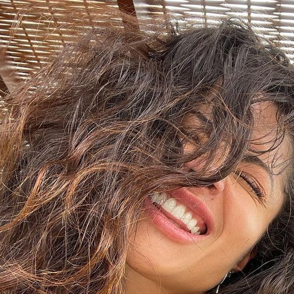 Aline Riscado falou sobre transição capilar e mostrou a raiz do cabelo já com outra textura