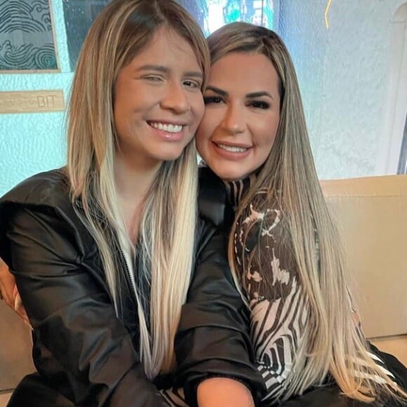 Deolane Bezerra, viúva de MC Kevin, postou foto com Marília Mendonça ao voltar para o Instagram após ser banida