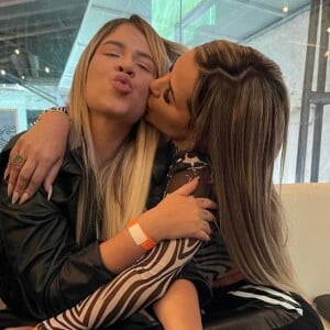 Viúva de MC Kevin, Deolane Bezerra é fã de Marília Mendonça e surgiu no Instagram em foto com a cantora: 'Zerei o gamer. Almas gêmeas?'