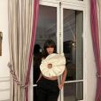 Bruna Marquezine escolheu top com design exuberante para jantar em hotel de Paris