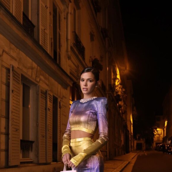 Bruna Marquezine escolheu conjunto holográfico girlie em Paris