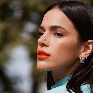 Bruna Marquezine combina transparência e xadrez em look