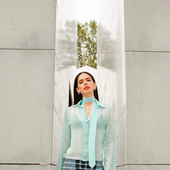 Bruna Marquezine escolhe blusa transparente com lingerie preta em look