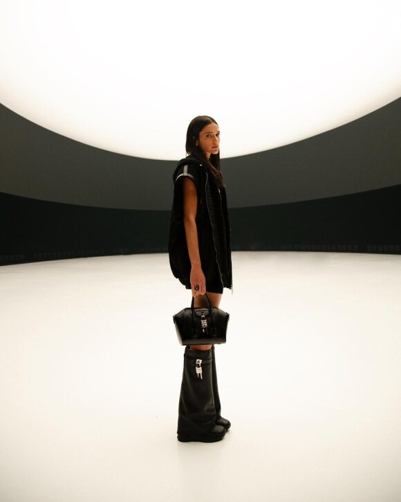 Bruna Marquezine posa com bolsa e bota Givenchy em desfile da marca