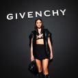 Bruna Marquezine usou transparência em look preto nada básico para desfile da Givenchy