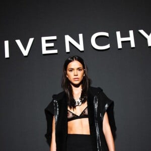 Bruna Marquezine usou transparência em look preto nada básico para desfile da Givenchy