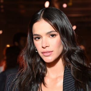 Bruna Marquezine escolheu peças oversized para desfile de Isabel Marant