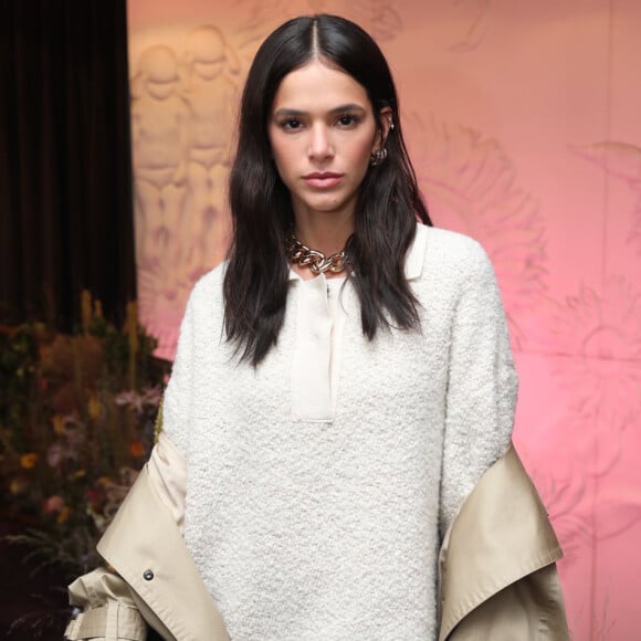 Bruna Marquezine escolhe vestido de gola texturizado Isabel Marant