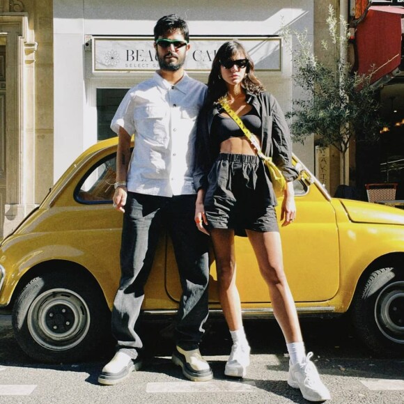 Bruna Marquezine escolheu conjunto esportivoe em foto com o amigo Andre Nicolau