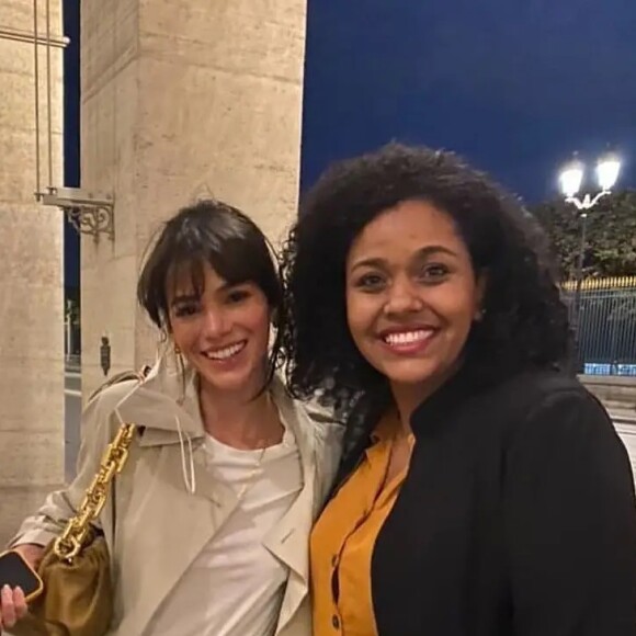 Bruna Marquezine escolheu look neutro para dia de compras em Paris