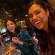 Bruna Marquezine usa look xadrez verde em passeio com amiga Hatalia em Paris
