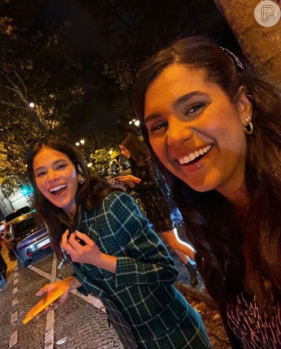 Bruna Marquezine usa look xadrez verde em passeio com amiga Hatalia em Paris