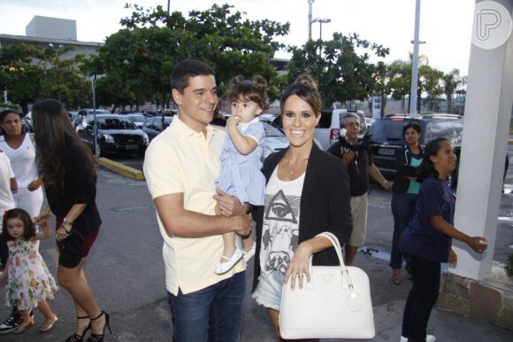 Fernanda Pontes e o marido, Diogo Boni, levam a filha, Maria Luiza, de 1 ano